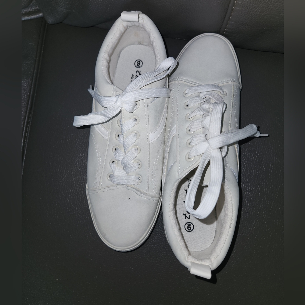 Twisted slip in and step out Sneaker
